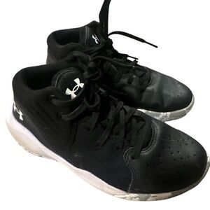 Under Armour size 2.5 Kids Black Athletic Shoes
